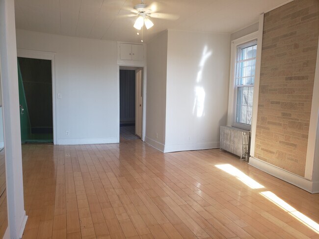 Primary Photo - 756 Woodward Ave