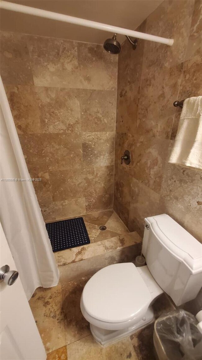 Building Photo - 999 Brickell Bay Dr