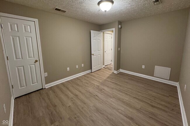 Building Photo - 1475 Autumn Oak St