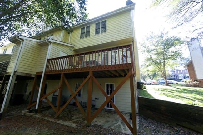 Building Photo - End Unit 3 Bedroom Townhome in Popular Woo...