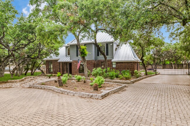 Building Photo - 913 Misty Water Ln