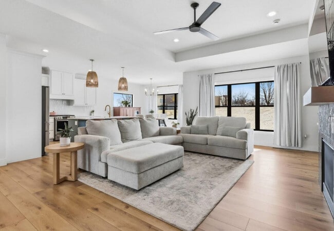 Building Photo - 1 Country Club Ct