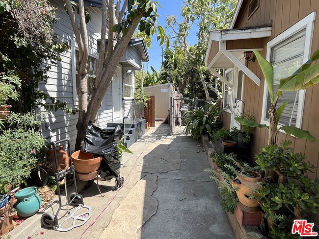 Building Photo - 424 N Venice Blvd
