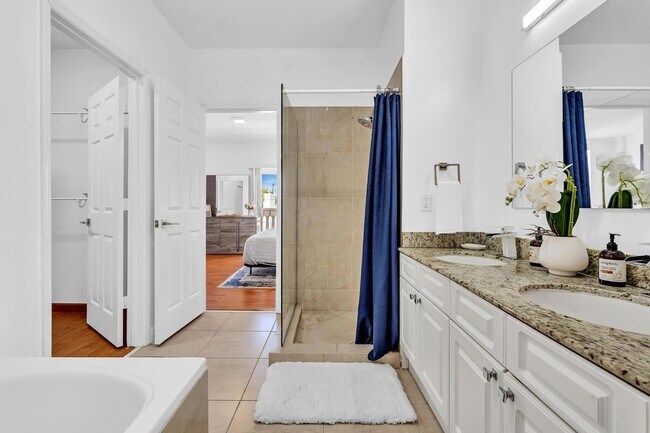 Building Photo - Fully Furnished Townhome in East Hollywood!