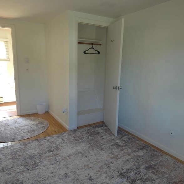 Building Photo - 5 Fairview Park Rd