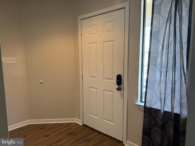 Building Photo - 1405 Roberts Way