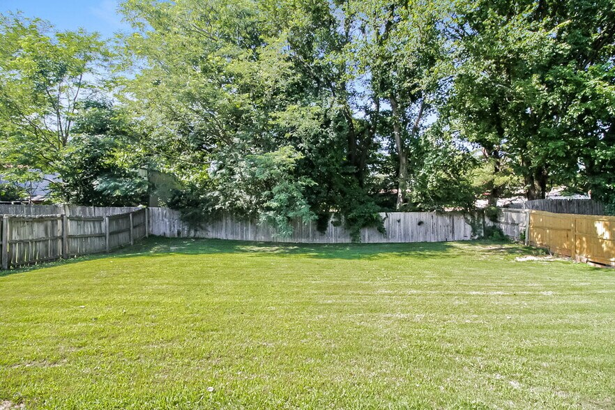 Building Photo - 160 Garden View Dr