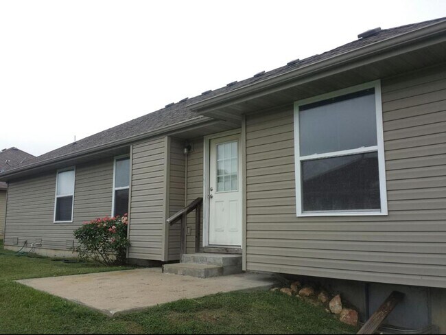 Building Photo - 1002 Care Ave