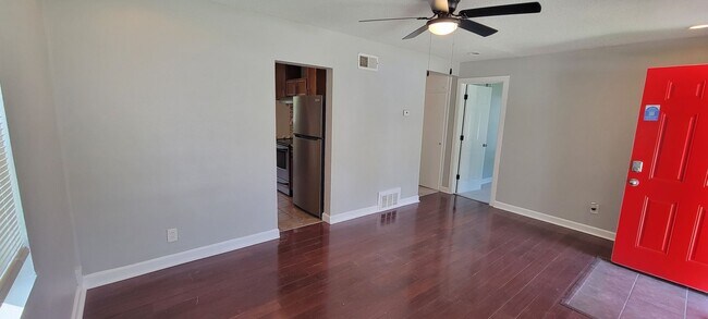 Building Photo - 2 bedrooms 1 bath renovated ready for move in