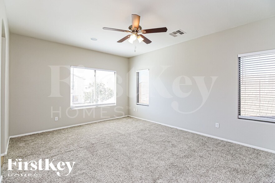 Building Photo - 725 W Desert Basin Dr