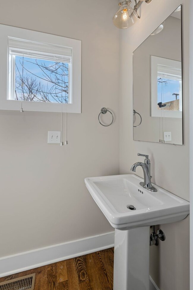 Building Photo - Beautiful North Nashville Home