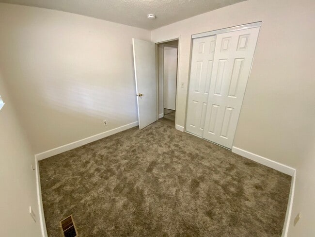 Building Photo - Nicely Renovated 2 Bedroom, 1 Bath Duplex ...