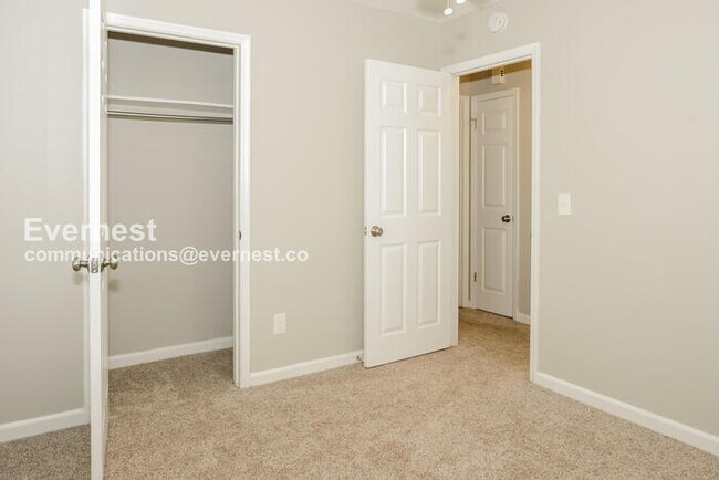 Building Photo - Limited Time Special Offer / 4 Bed, 3 Bath Home with Fenced Yard / Pet-Friendly / Vouchers Accept...