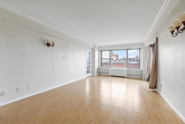 Primary Photo - 10740 Queens Blvd