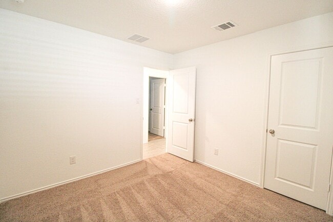 Building Photo - ************Move In Special- 2 WEEKS FREE!!!!************