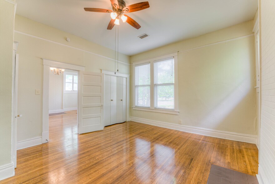 Building Photo - 1526 N Parkway