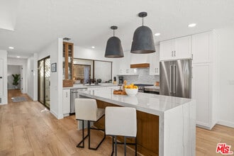 Building Photo - 72417 Rolling Knoll Dr