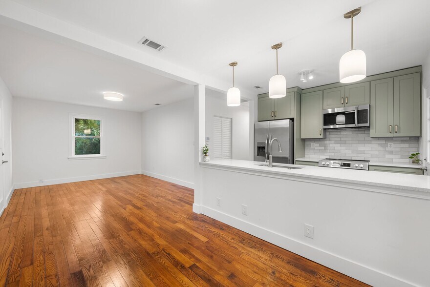 Building Photo - 1010 NE 7th Pl