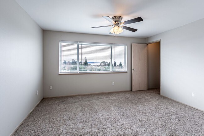 Building Photo - Wonderful Townhome in Browns Point with VIEWS!