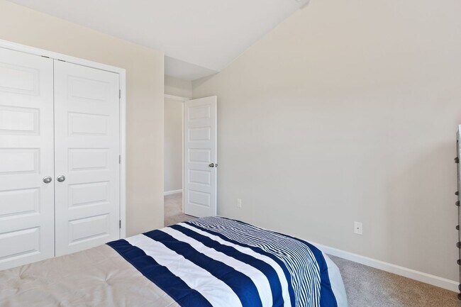 Building Photo - 3 BEDROOM TOWNHOME IN OAKWOOD! Rabun Floorplan