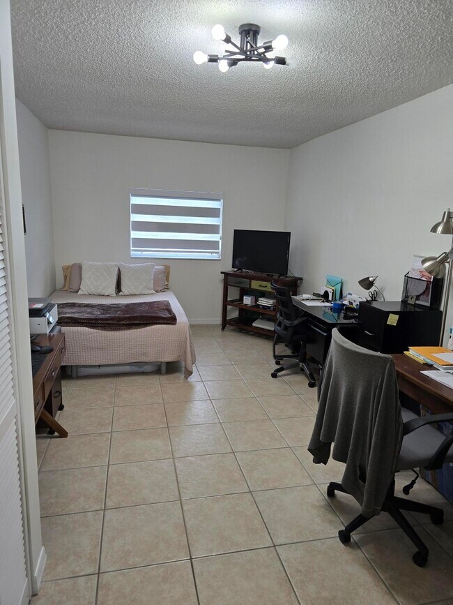 Building Photo - 939 Hibiscus Dr