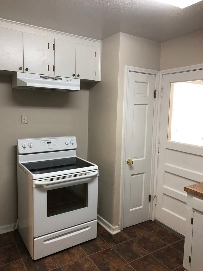 Building Photo - Cute 2 Bedroom, 1 Bath Home!