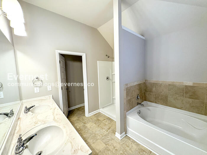 Building Photo - 313 Lossie Ln