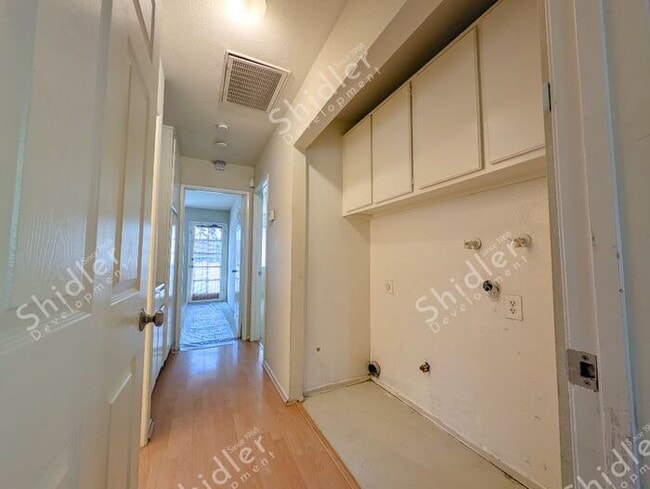 Building Photo - 2 Bed 1 Bath No one Above You
