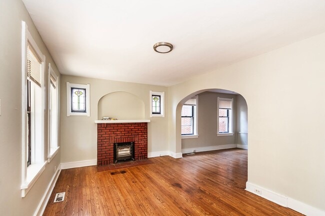 Building Photo - 4926 Winona Ave