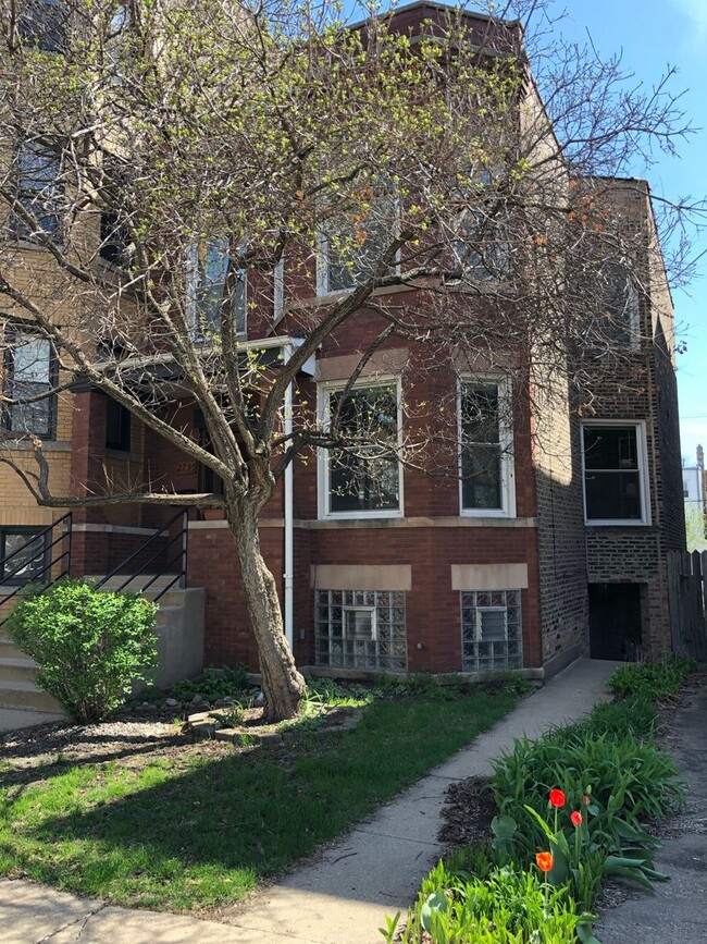 Building Photo - 2733 N Francisco Ave