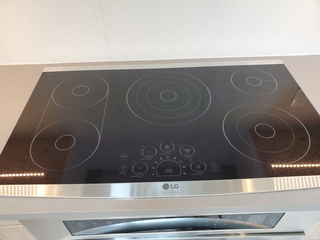 Kitchen cooktop - 4320 Bel-Red Rd