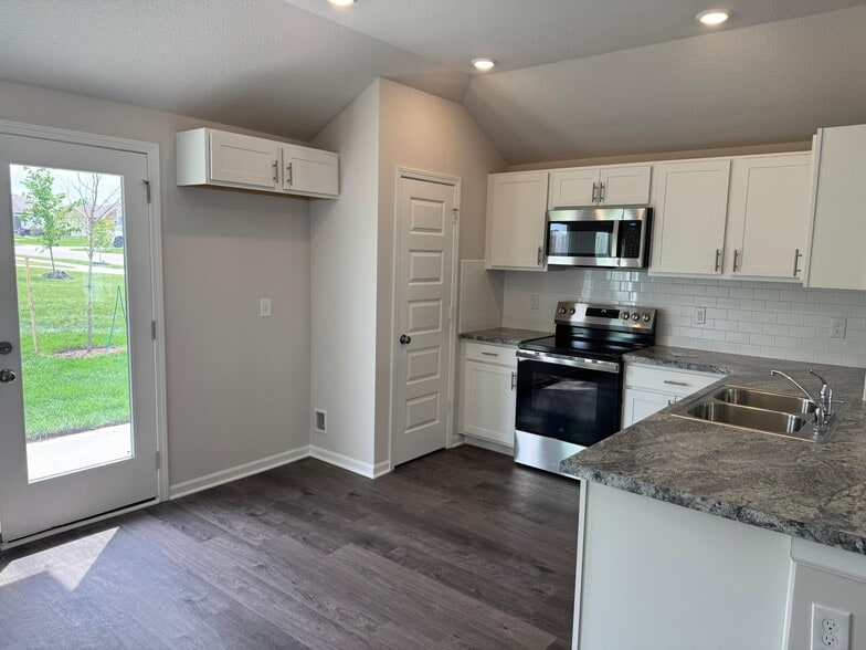 Building Photo - 518 N Pear St