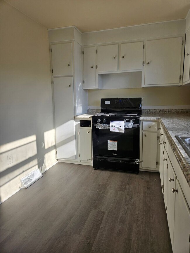 Building Photo - 906 E King Street, YORK