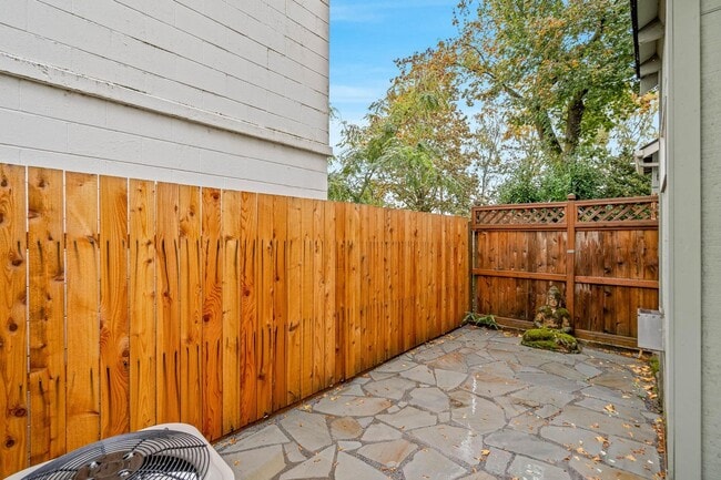 Building Photo - Unique 2-bdrm/2.5-bath duplex w/ A/C—Priva...