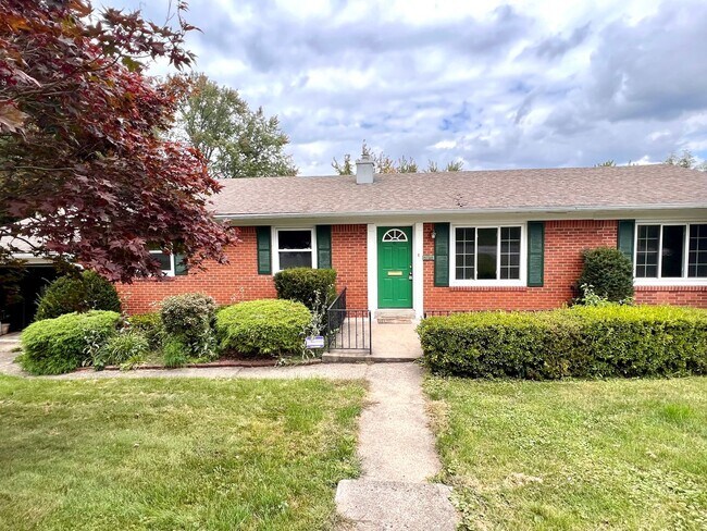 Building Photo - 3 Bed 2 Bath- Hopewell Township Pa!