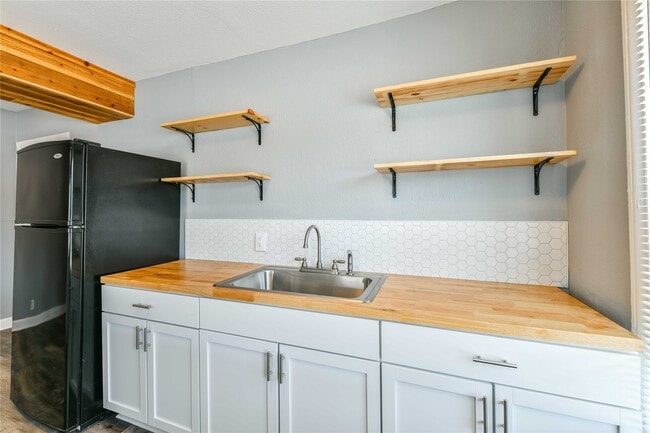 Building Photo - 4615 Schroeder St