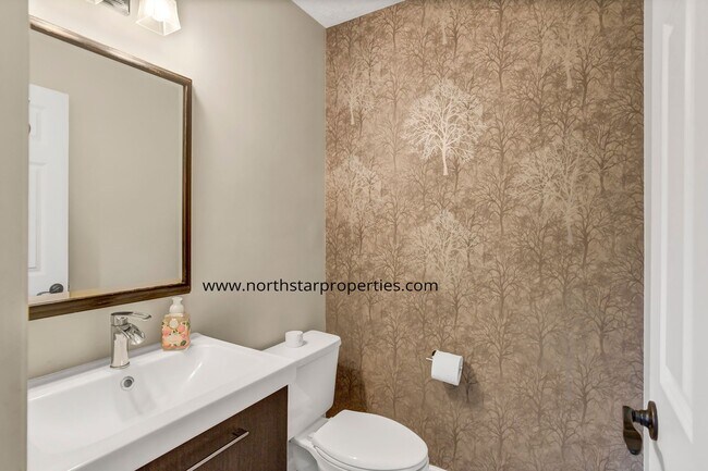 Building Photo - Lake Oswego Perfection