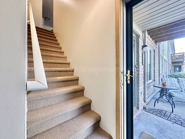 Building Photo - Spacious 2 Bed Condo with Attached Garage