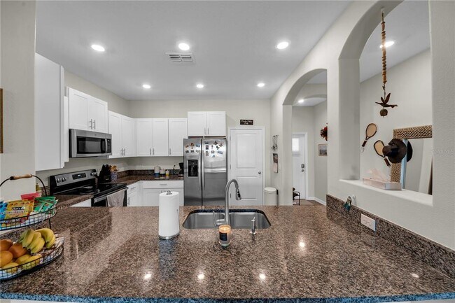 Building Photo - 736 Royal Empress Dr