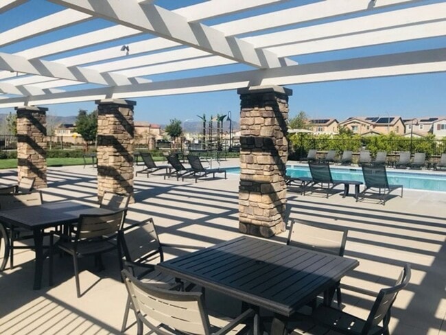 Building Photo - Beautiful 3 bedroom Town house available f...