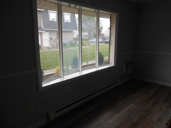 Building Photo - 867 Ulster St