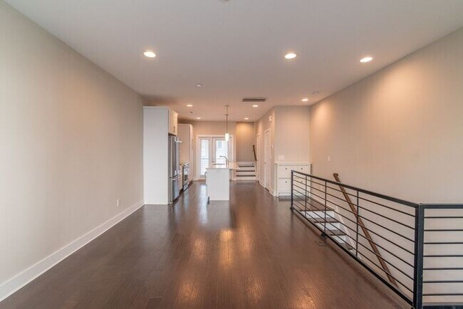 Building Photo - Beautiful Modern Townhome in South End Available 5/1!