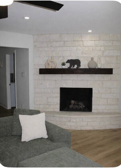 Building Photo - 5642 Cartagena St