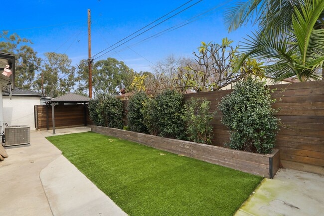 Building Photo - 3 bed 2 bath remodeled home features rustic charm blended with contemporary elegance