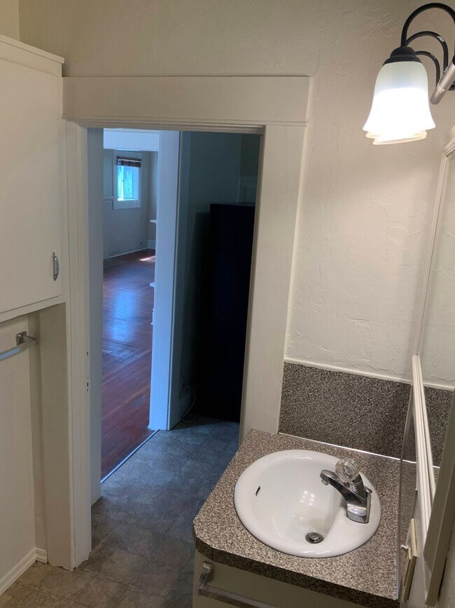 Building Photo - 2 Bedroom Unit in Triplex Near Downtown and Campus