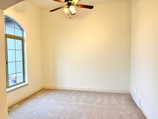 Building Photo - 14328 S Log Home Ln