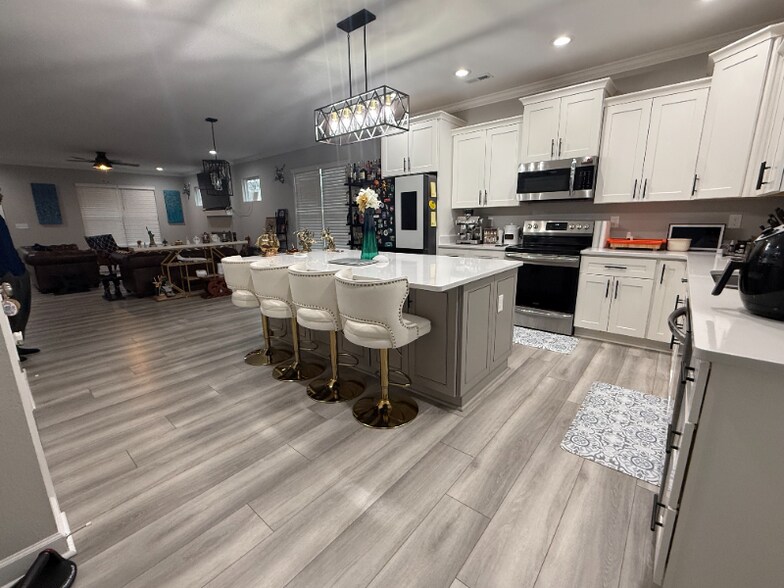 Building Photo - 1614 Hawthorne Dr