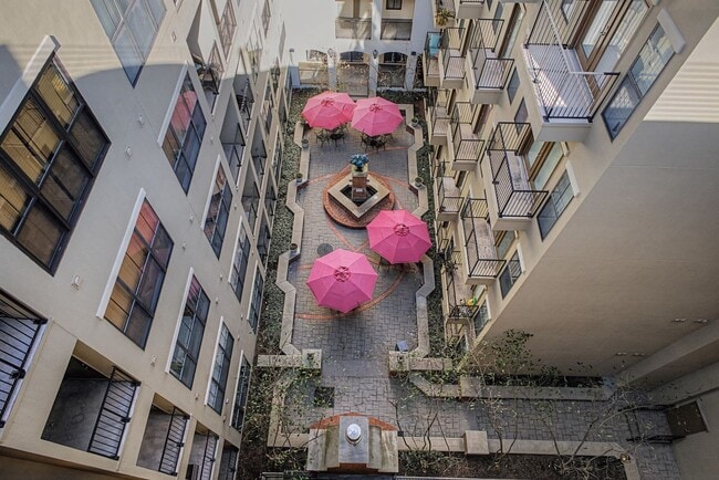 Building Photo - Penthouse-level 1 bed / 1 bath Condo at Bristol on Broadway