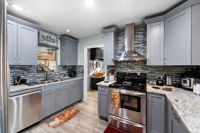 Building Photo - 1808 N Pebble Beach Blvd