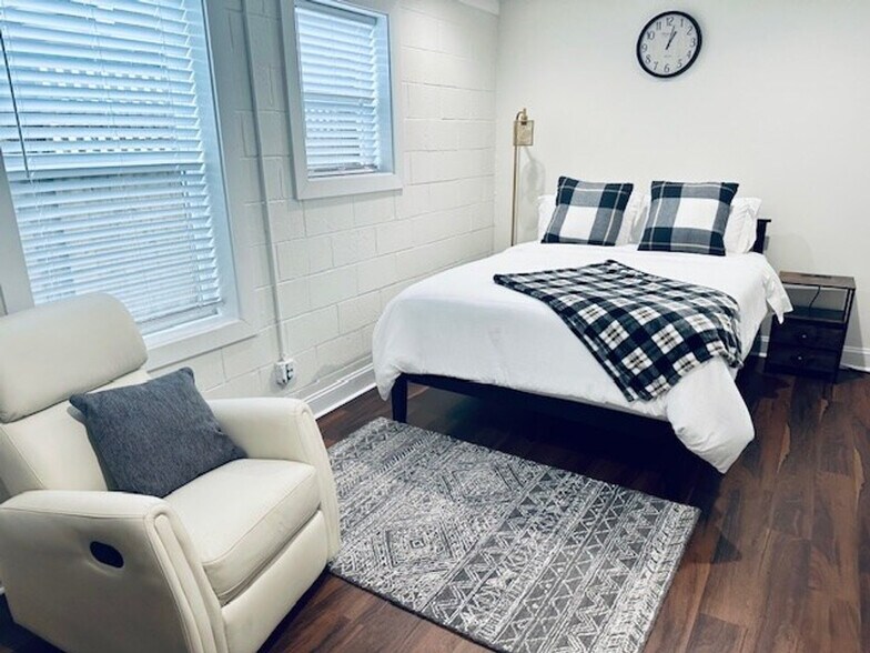 Building Photo - 107 David St